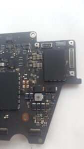 Dekker innboforsikring reparasjon av Mac og PC? 4 Korrosjon på MacBook-hovedkort etter vannskade